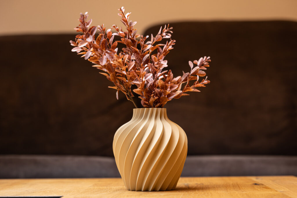 3D-gedruckte Vase mit elegant gebogenen Formen und rötlichen Zweigen, verleiht jedem Raum einen modernen Touch.
