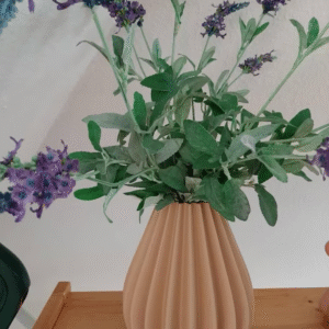 Violetter Lavendelstrauß in eleganter, beige gerippter 3D-Druck Vase von MyDesignStyle auf Holzregal.