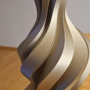 3D-gedruckte Vase in elegantem, gedrehtem Design. Goldene Oberfläche, ideal für modernes, stilvolles Wohnen.
