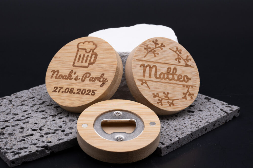 Runder Holz-Flaschenöffner mit Gravur Noah's Party und Matteo, ideal als personalisiertes Geschenk.