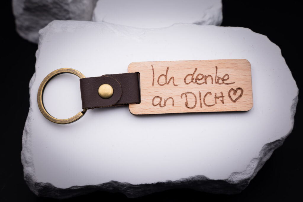 Holzschlüsselanhänger mit handgeschriebener Nachricht Ich denke an Dich und Herz, an Lederschlaufe mit Metallring.