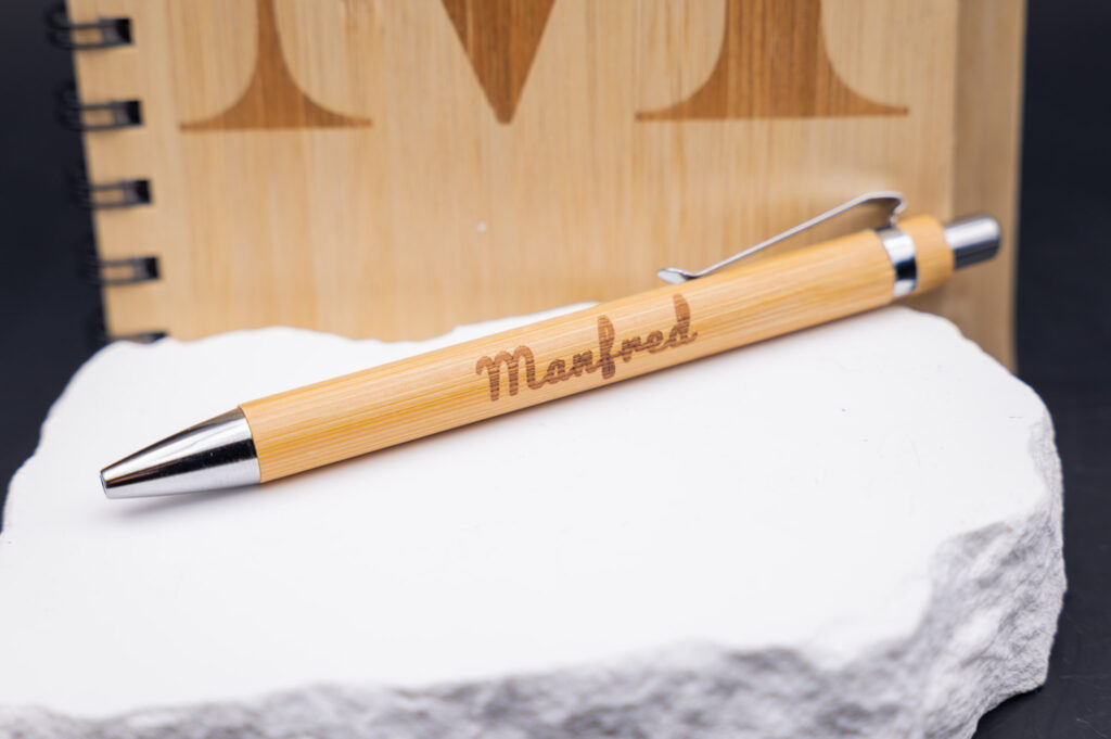 Hochwertiger Bambus-Kugelschreiber mit personalisierter Gravur, edles Design aus nachhaltigem Material, ideal als Geschenk.