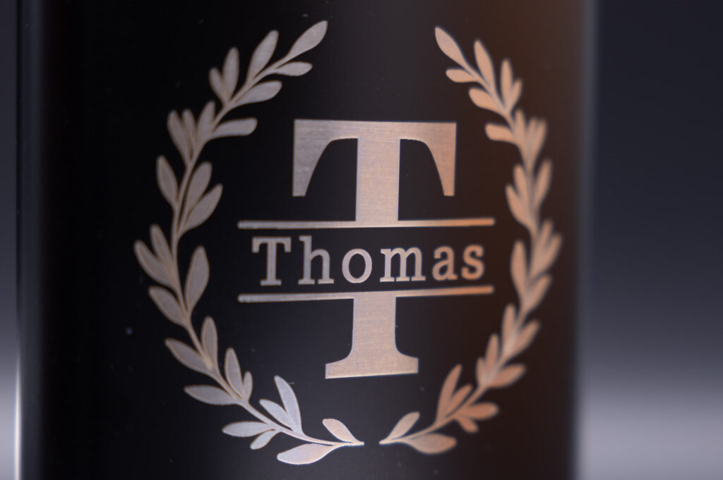 Elegantes monogrammiertes Design auf dunkelgrauem Hintergrund, hervorgehoben durch silberne Lorbeerkränze, personalisierbar.