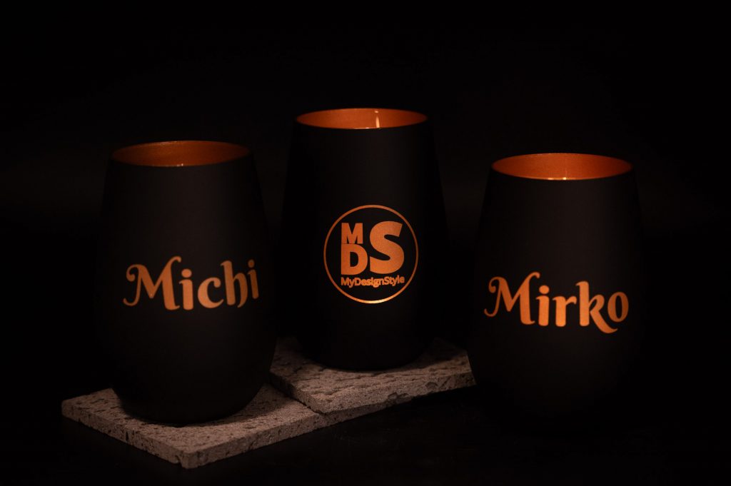Schwarze 3D-gedruckte Becher mit personalisiertem Design in Orange, präsentiert auf MyDesignStyle. Eleganz vereint mit Individualität.