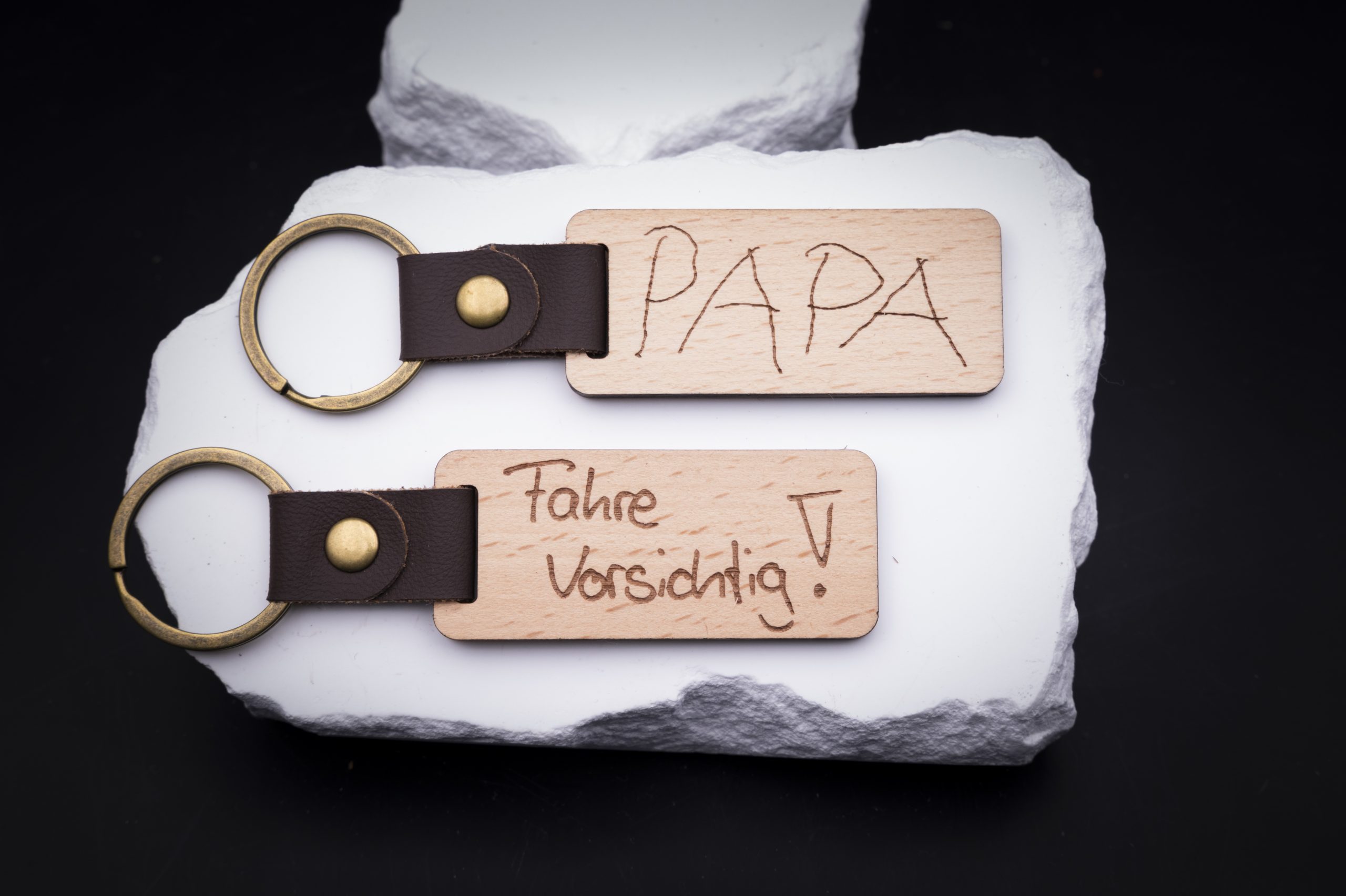 Personalisierter Schlüsselanhänger aus hellem Holz mit Handschrift-Gravur