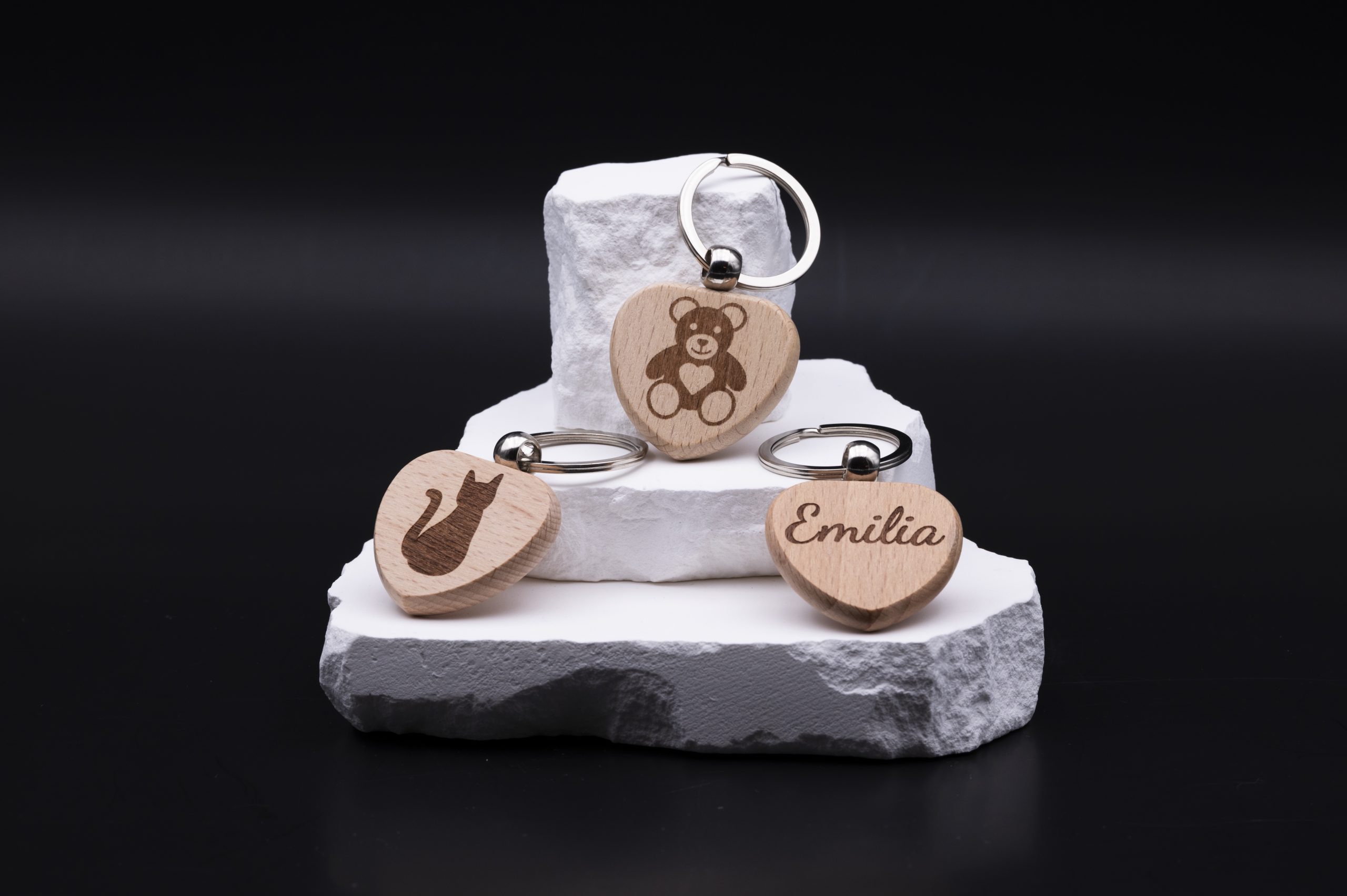 Herzförmiger Schlüsselanhänger aus Holz mit personalisierter Gravur
