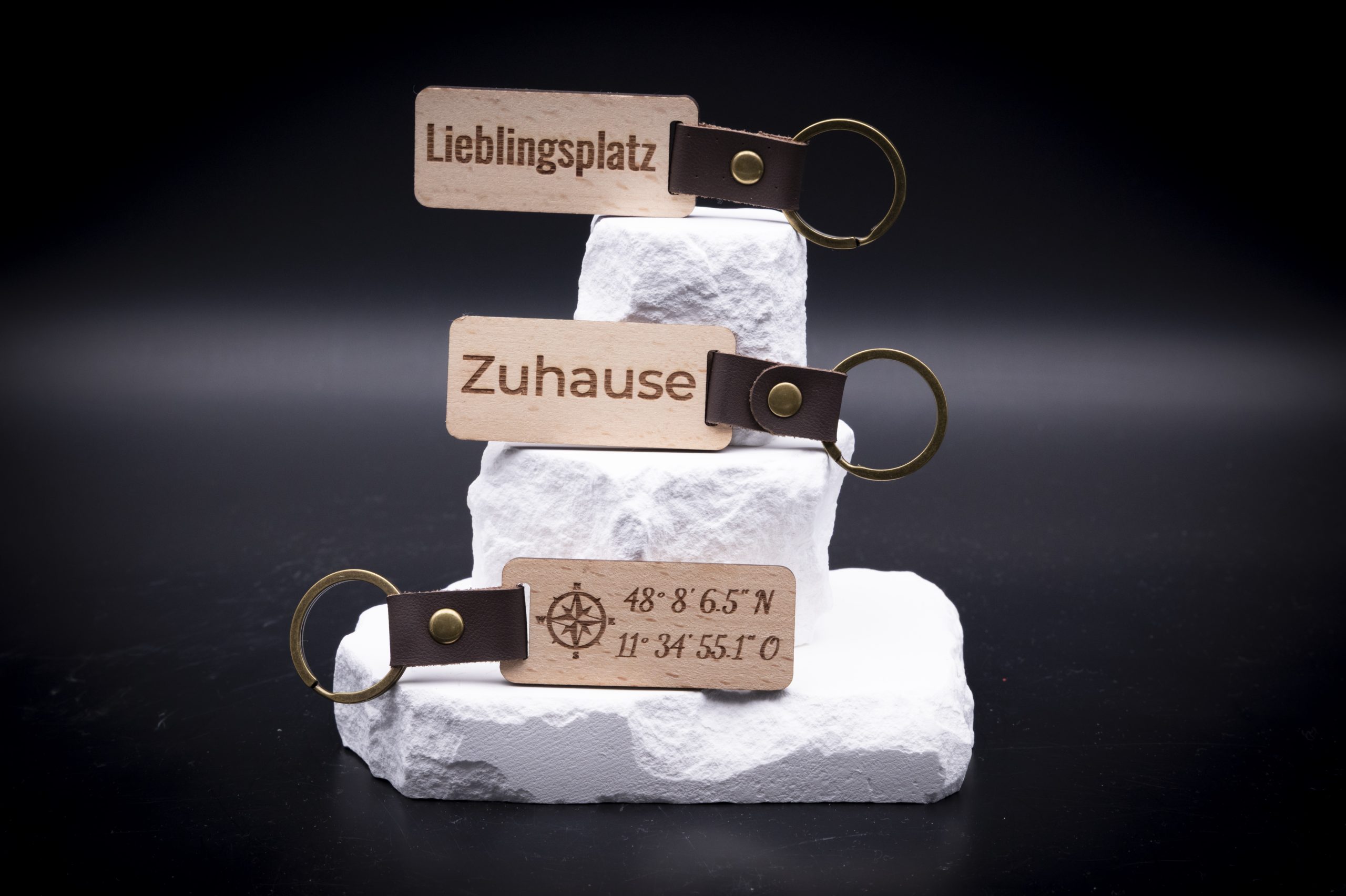 Schlüsselanhänger aus Holz mit GPS-Koordinaten-Gravur