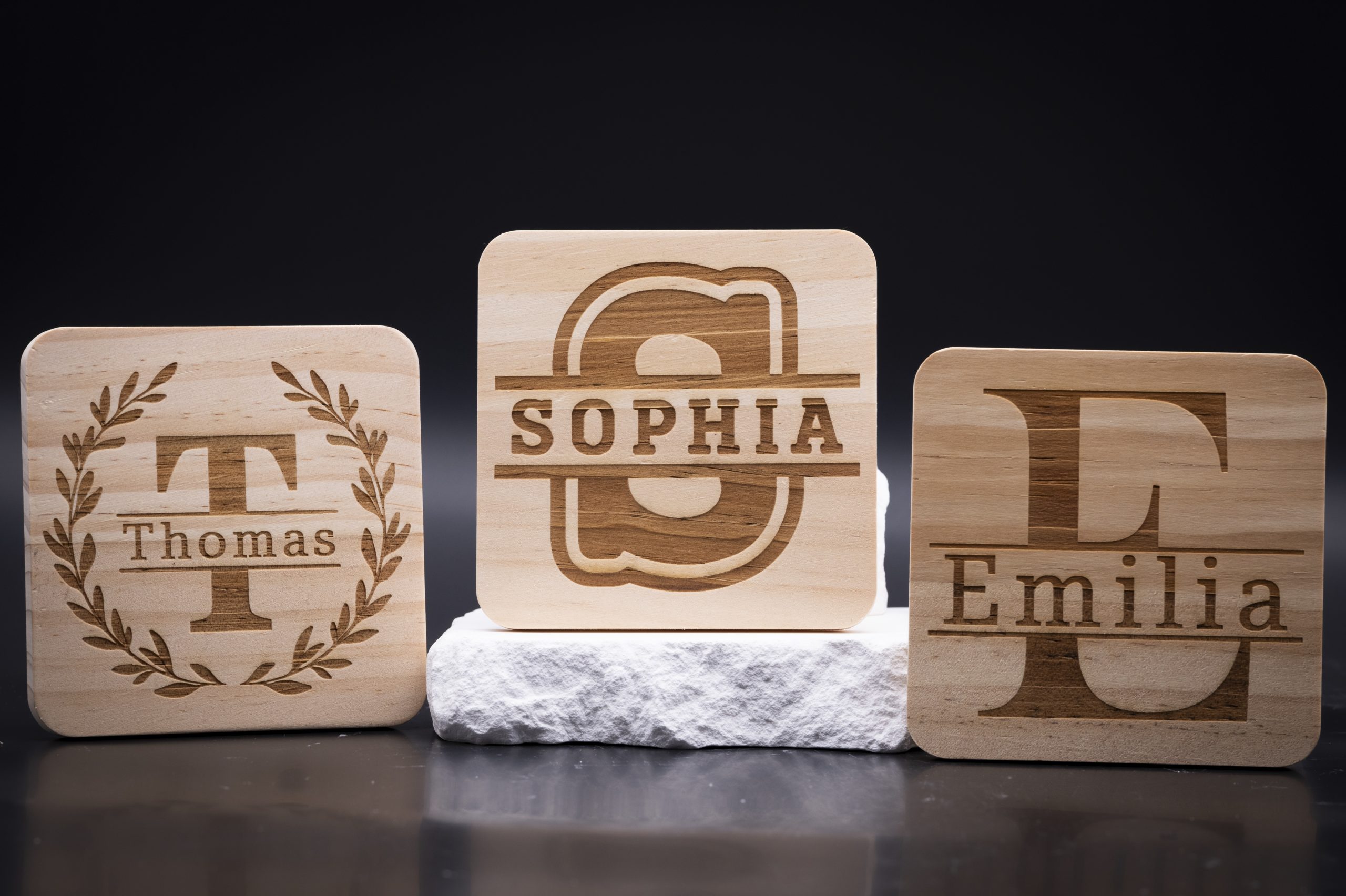 Personalisierte Untersetzer mit Gravur – Holz, Kork & Schiefer