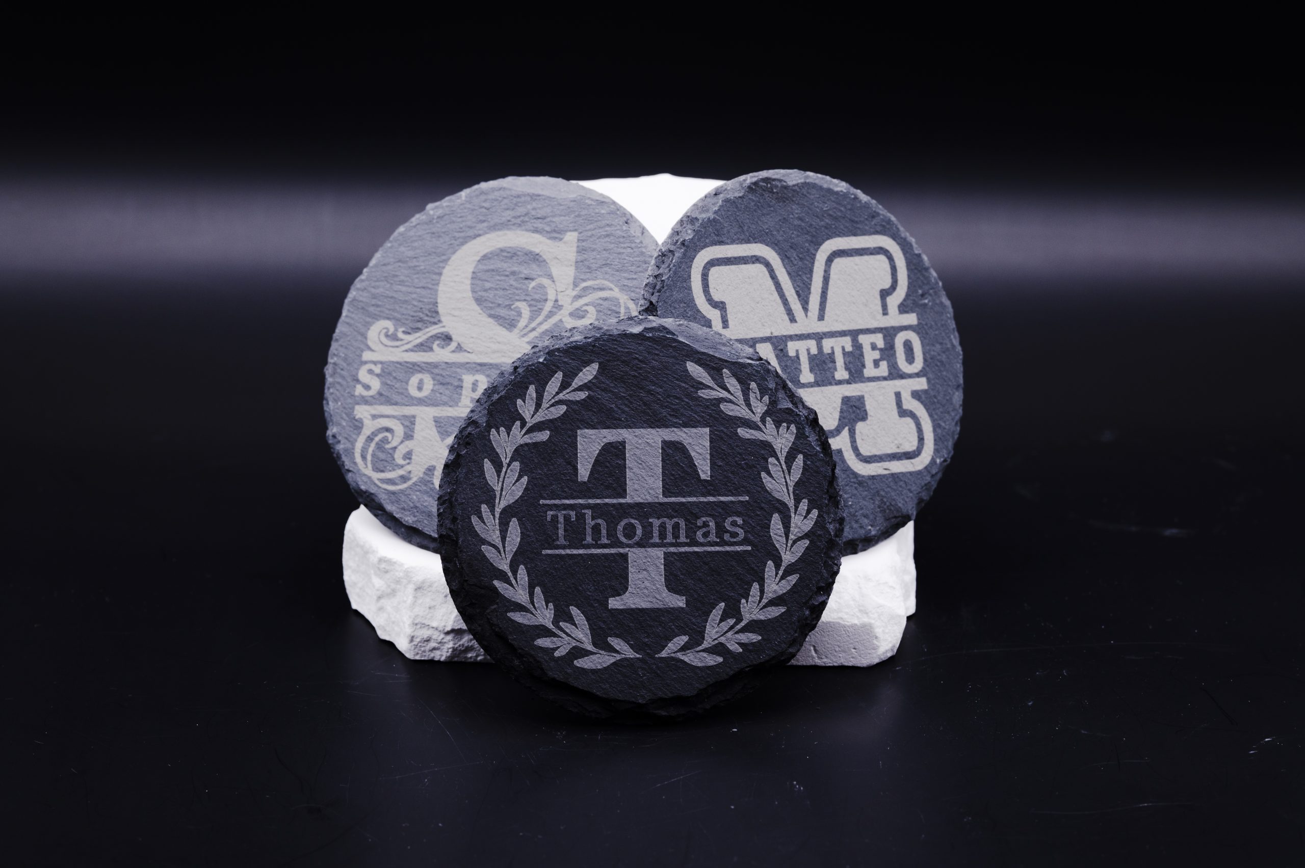 Personalisierter runder Untersetzer aus Schiefer mit Gravur