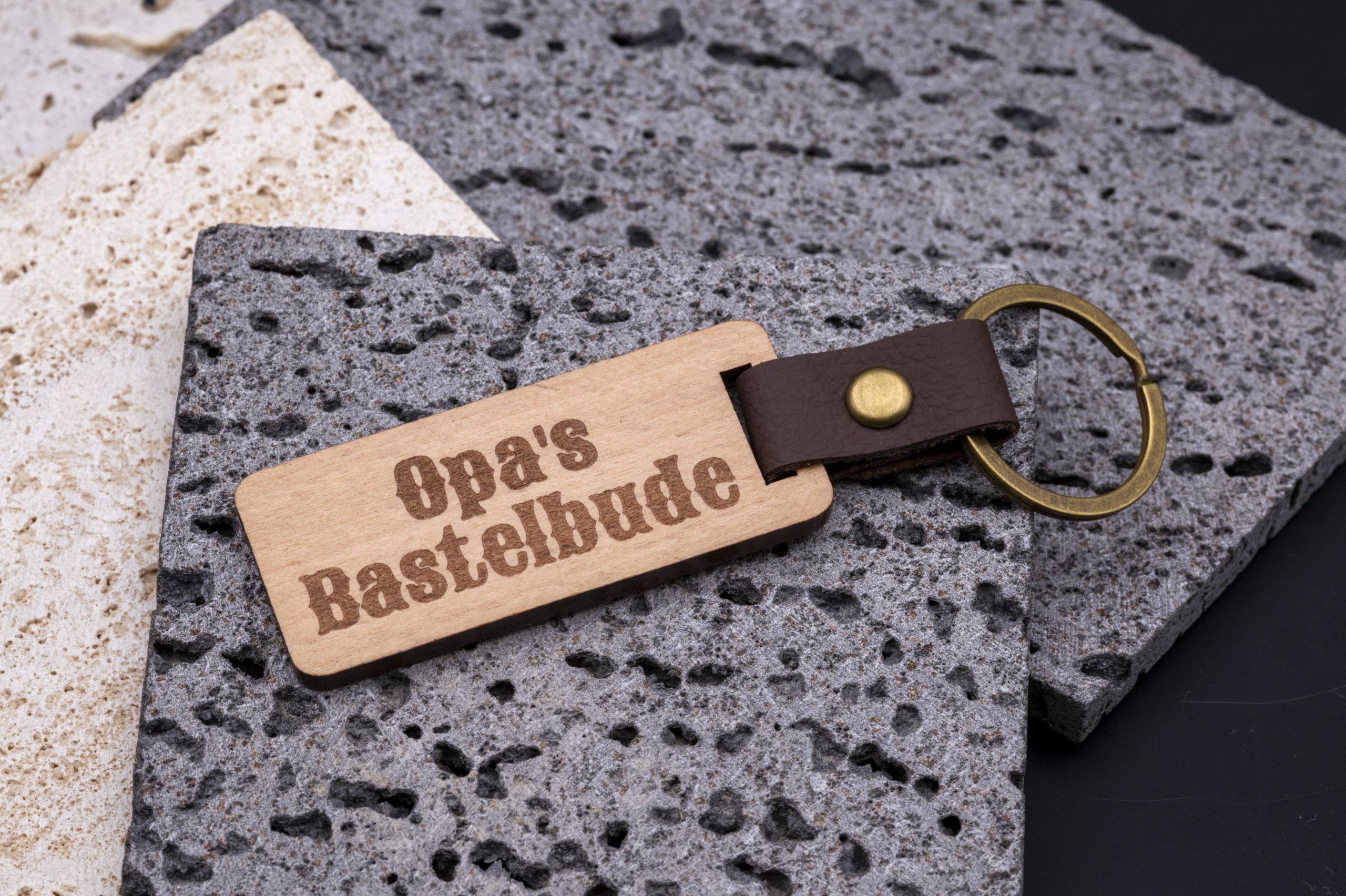 Schlüsselanhänger Holz und dunkles PU-Leder mit Gravur