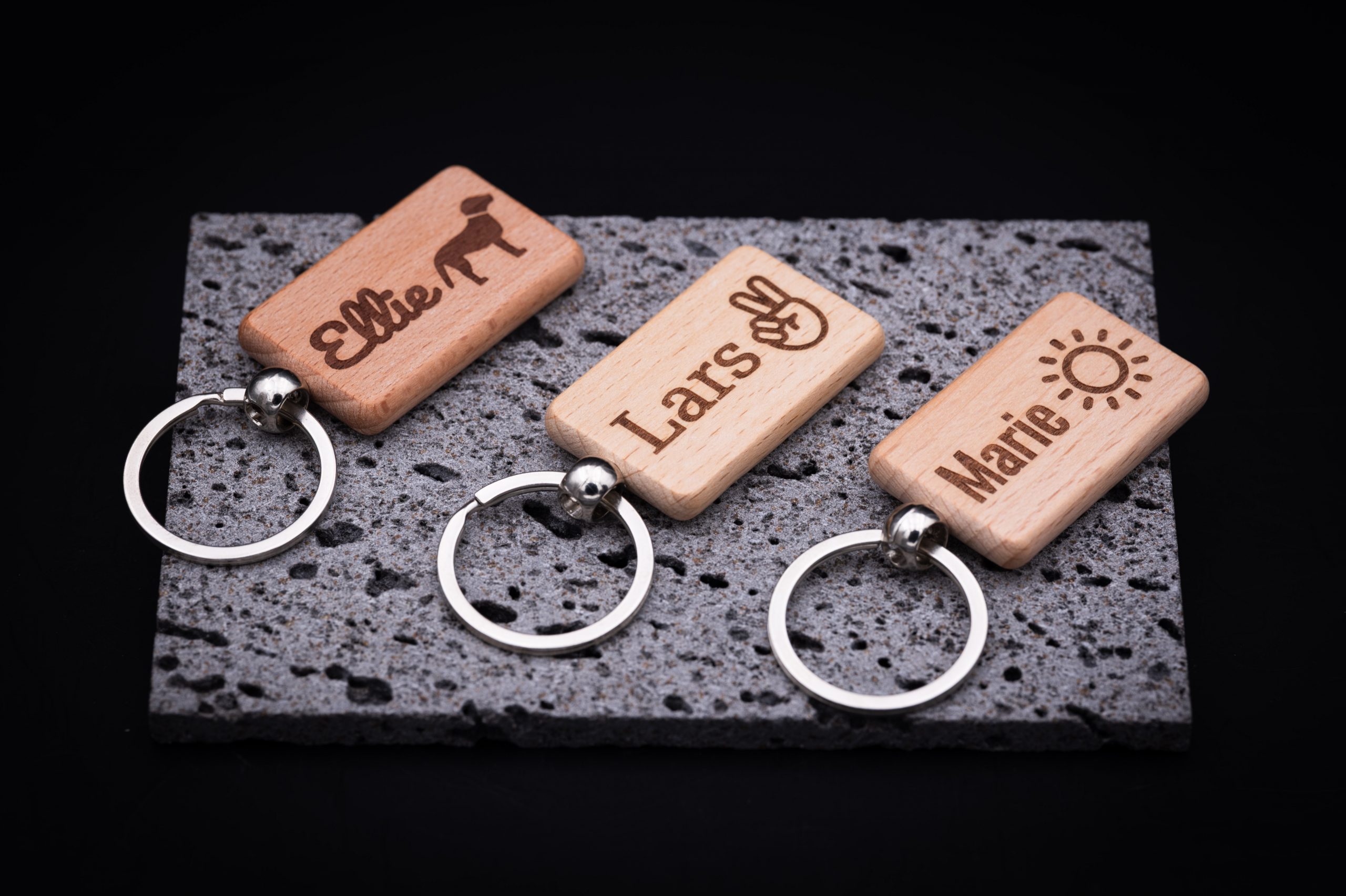 Rechteckiger Schlüsselanhänger aus Holz mit personalisierter Gravur