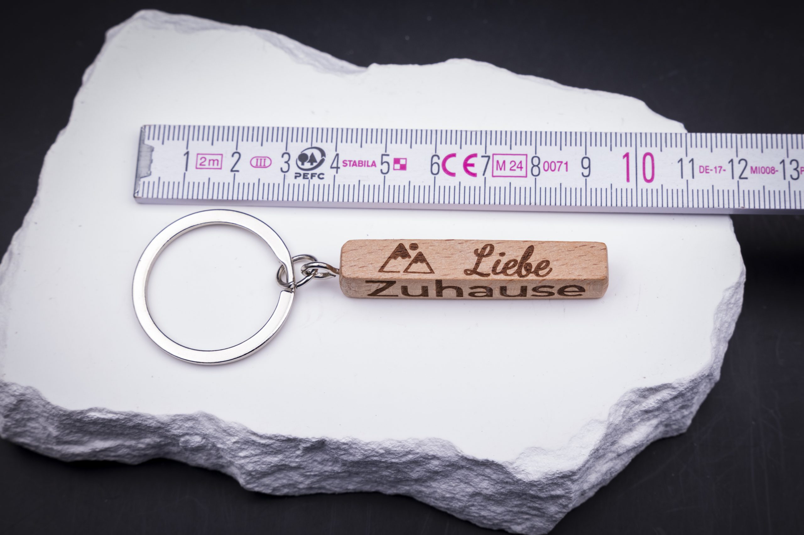 Schlanker Schlüsselanhänger aus Holz in Quader-Form mit Gravur